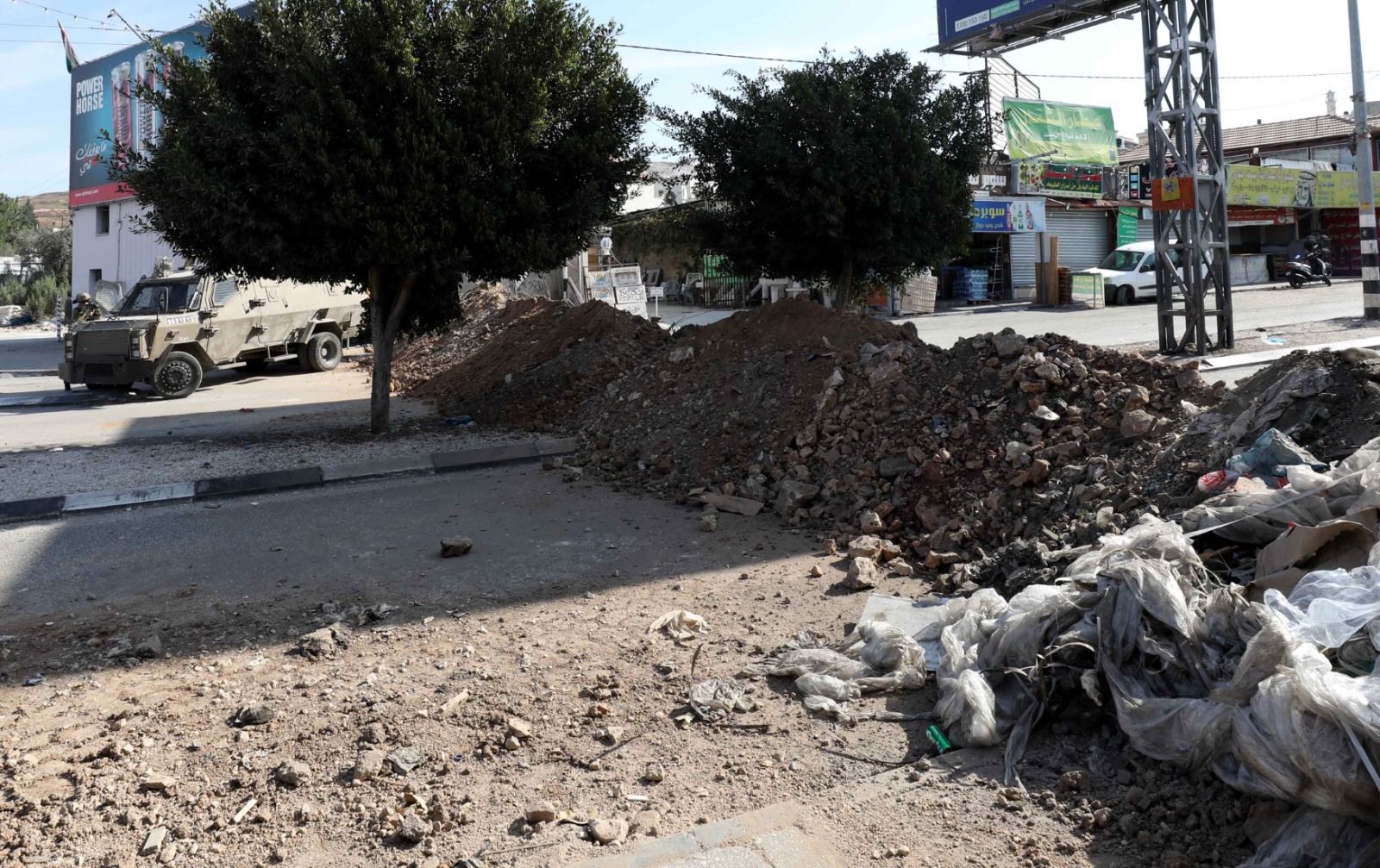 الاحتلال يغلق المدخل الغربي لمدينة نابلس بالسواتر الترابية (وفا)